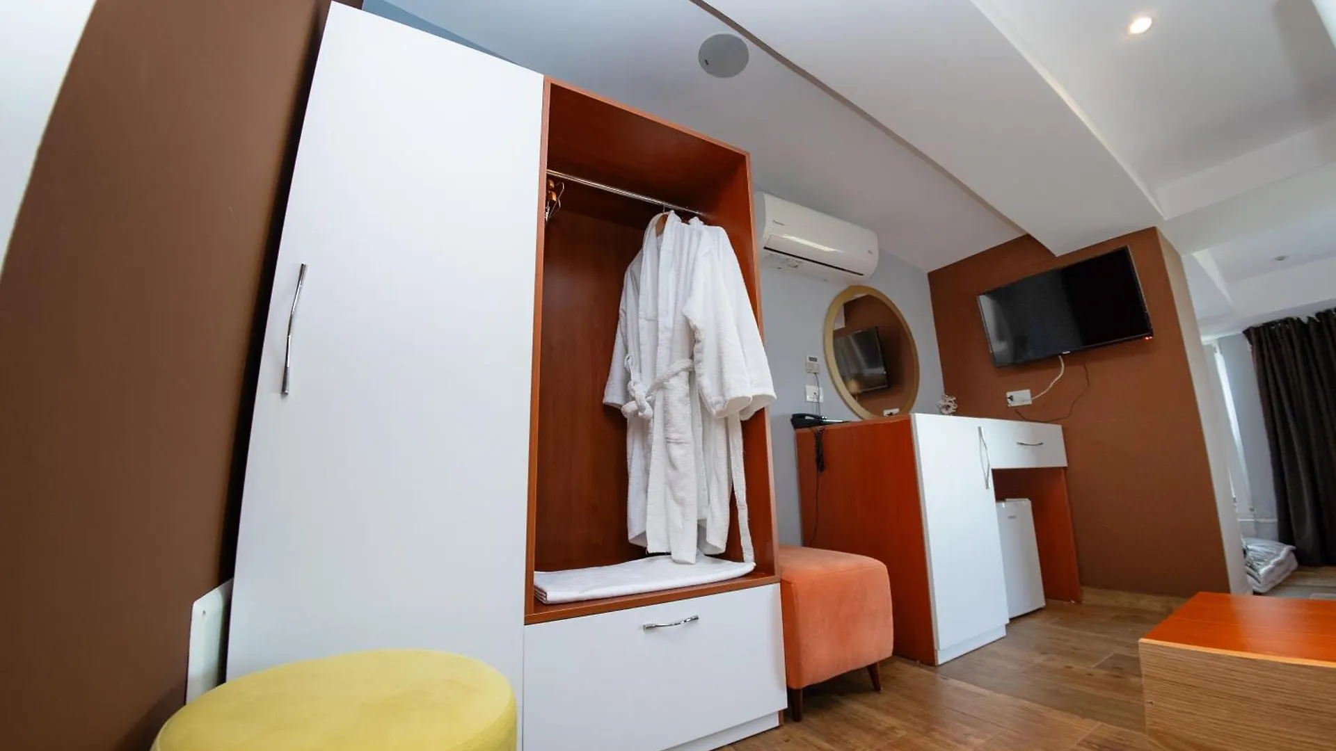 Olivar Hotel Tirana Selitë e Vogël 4*,