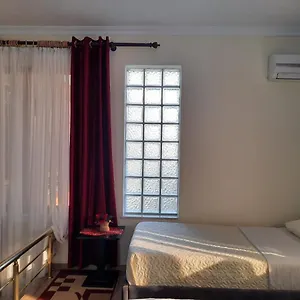 Couette-café 53, Tirana